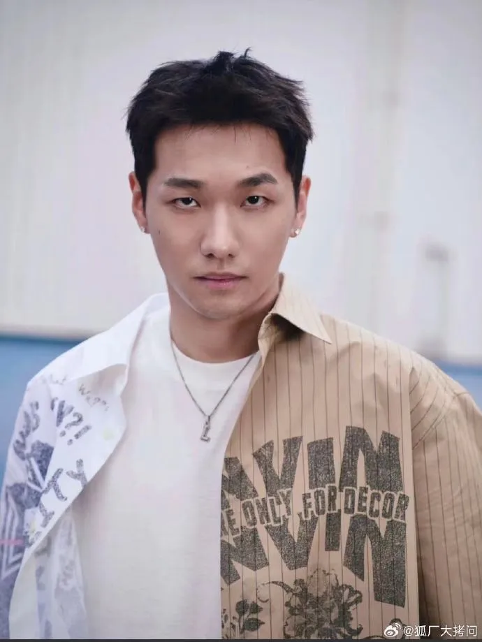 網友扒出張雨綺新歡是25歲CBA球員劉子琪。翻攝狐廠大拷問微博