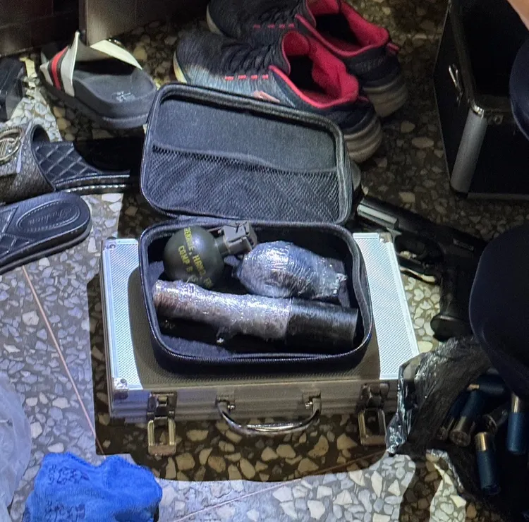警方查扣大批槍械與製槍工具一批，更找到藏手榴彈的箱子。翻攝畫面