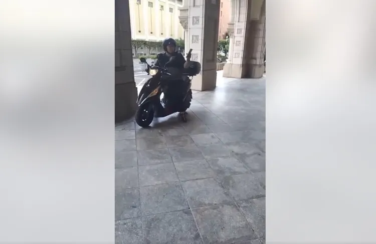 田山盛國犯案後拿手機拍照。翻攝自四叉貓臉書