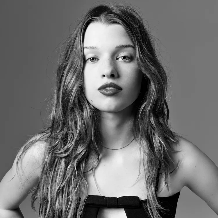 Ever Anderson年僅16歲就已出演過《黑寡婦》、真人版《小飛俠與溫蒂》等電影。品牌提供