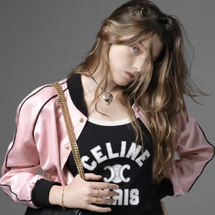 Ever Anderson復刻了媽媽那中性甜美的樣貌。品牌提供