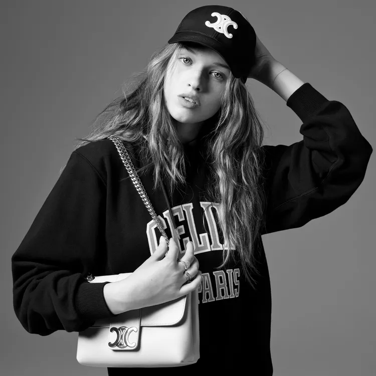 蜜拉喬娃維琪的16歲愛女Ever Anderson拍攝CELINE最新形象廣告。品牌提供