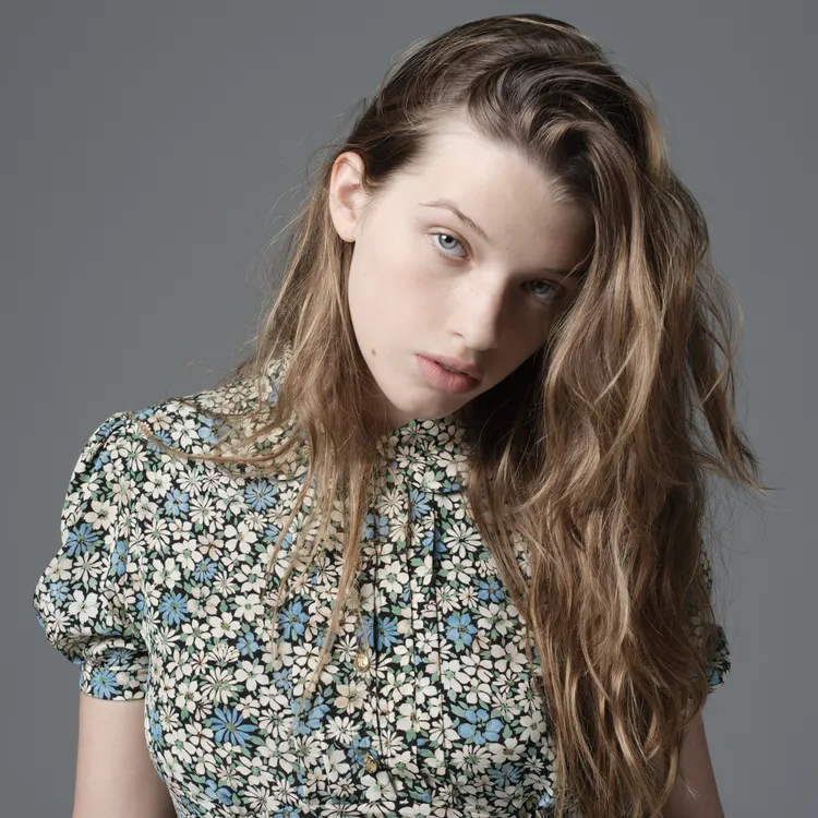 Ever Anderson復刻了媽媽那中性甜美的樣貌。品牌提供