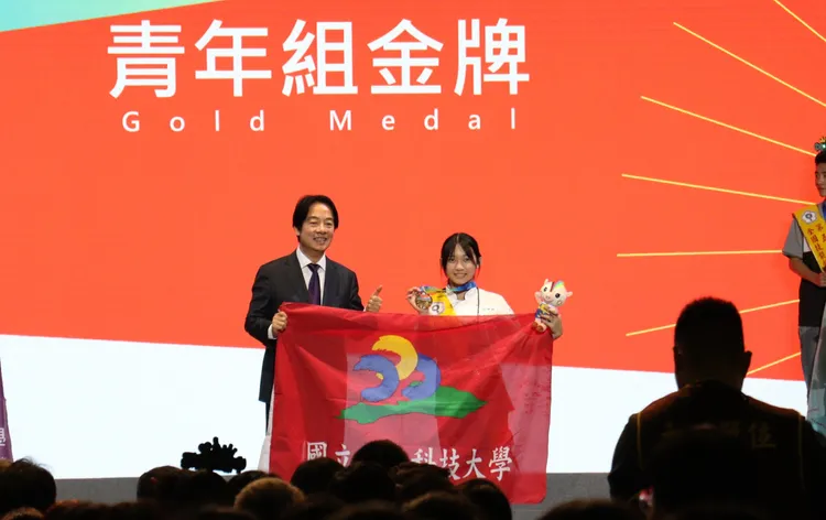 總統賴清德頒獎給西點製作金牌洪翎珊。雲嘉南分署提供