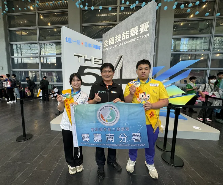 雲嘉南分署長劉邦棟(中)和兩位金牌得主洪翎珊(左)、洪錦瑋(右)開心合照。雲嘉南分署提供