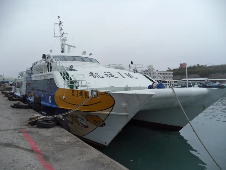 有搭乘時效需求且無攜帶大型行李的旅客，建議可選搭凱旋1號。航港局提供