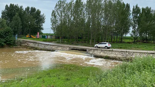 計程車強衝淹水橋面被沖走 運將自己逃!3姊弟乘客全溺斃