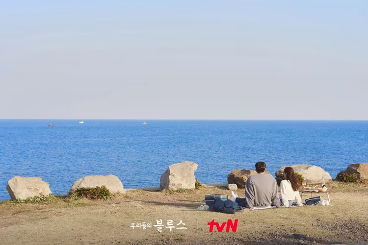 參與Klook的《我們的藍調》濟州島拍攝地一日遊，徜徉於恬靜的小島風光。圖片來源tvN官網