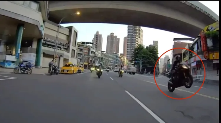 黑衣重機騎士身穿女性絲襪，公路上展示翹孤輪特技，涉危險駕駛正被「通緝中」。翻攝畫面