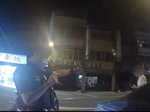 嚴重超速被吊扣車牌!19歲男上網買假車牌應急 龜山警鷹眼識破法辦