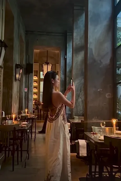 Mandy在餐廳美美自拍。翻攝Mandy IG