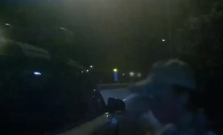 警方用巡邏車護送婦人回平面道路。警方提供