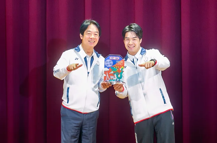 賴清德總統出席中華隊代表團授旗典禮，致贈「奧運圓滿御守」予選手代表—台灣大哥大運動家族霹靂舞選手孫振，為即將出征奧運的教練及選手們加油打氣。