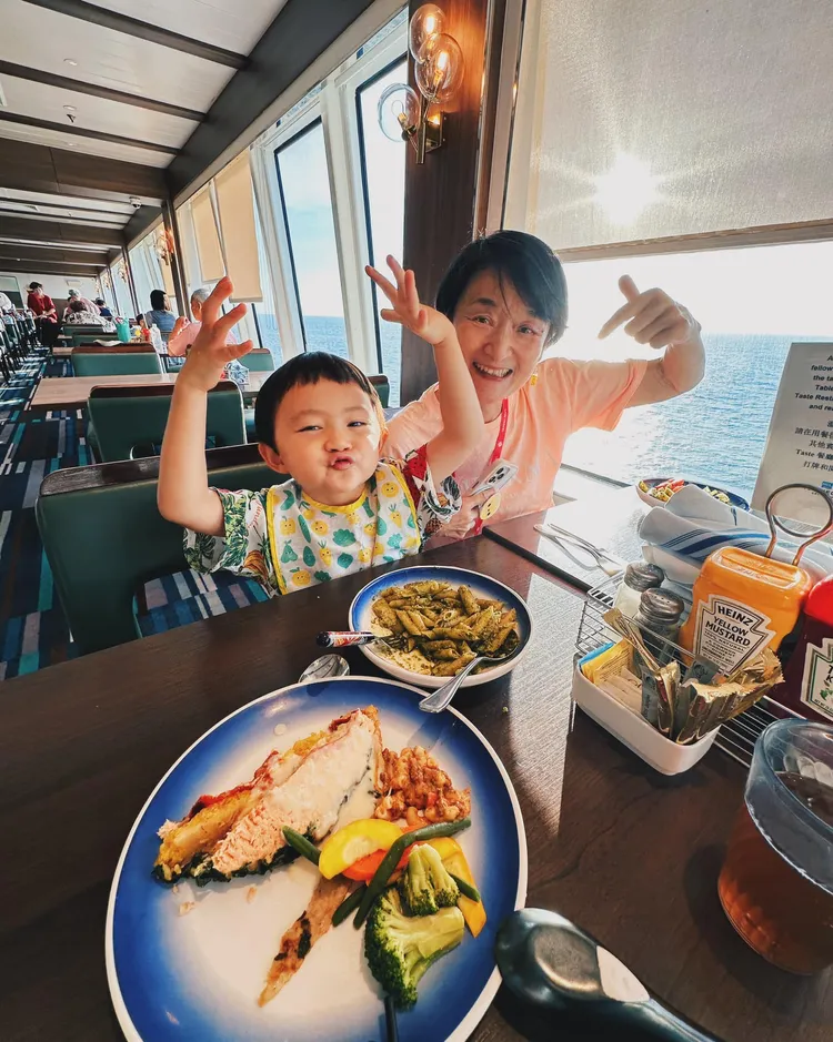 譚艾珍帶著孫子一起享用美食。翻攝新醬出去玩臉書