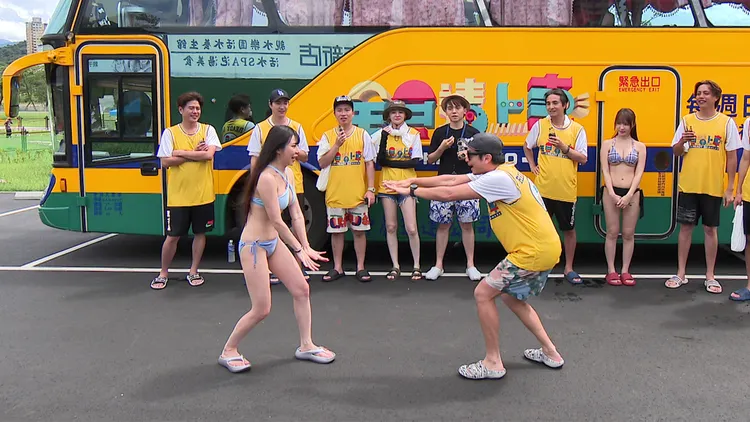 楊銘威（右）與梓梓比拚海帶拳。台視提供