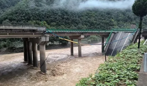 陝西高速公路突塌!「路人攔不住」多車墜河 11死30失蹤