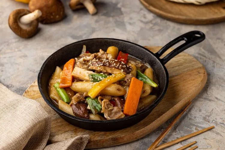 涓豆腐韓式宮廷炒年糕308元。業者提供