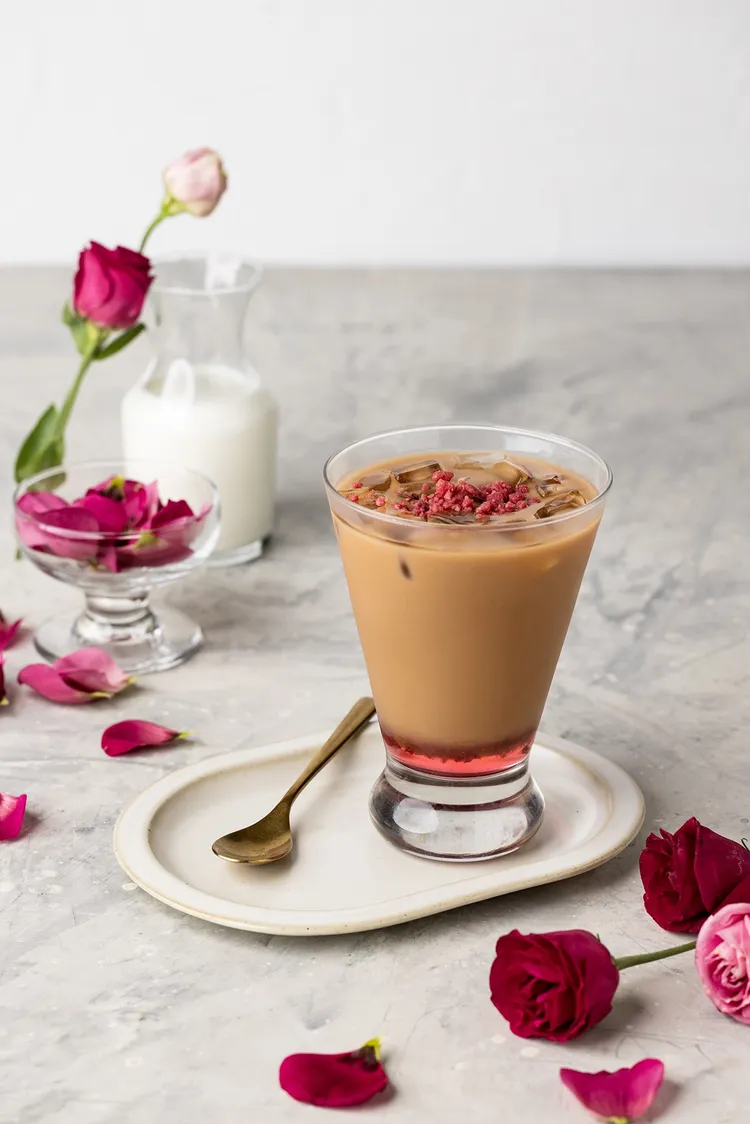 涓豆腐玫瑰奶茶128元。業者提供