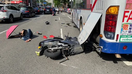 汐止公車停路邊放乘客　機車騎士追撞彈飛腳骨折