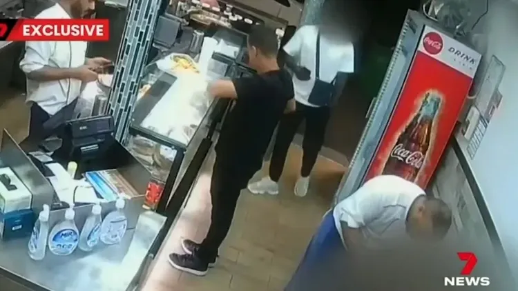 在女子進店尋求幫助後，一名疑似是犯案的男子（打碼）尾隨進店並試圖安慰該女子。翻攝自太陽報