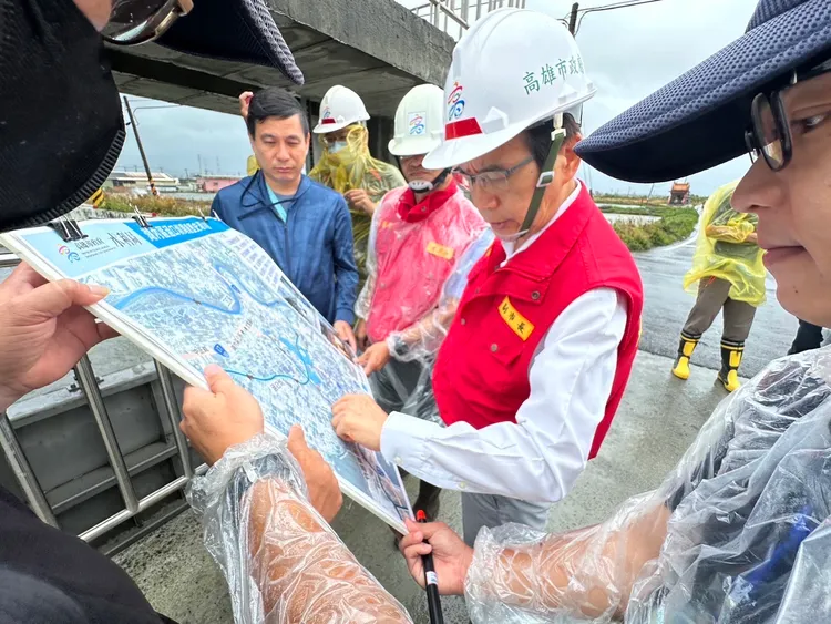 副市長林欽榮視察湖內區排水工程及永安抽水站颱風整備工作。水利局提供