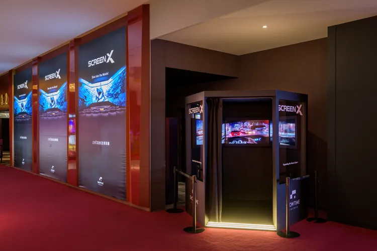 影廳外也有特別裝置能搶先體驗ScreenX感受。秀泰提供