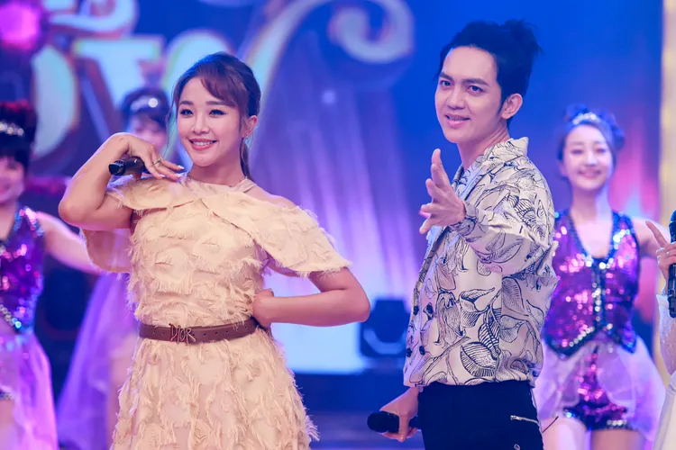 賴慧如（左）跟郭忠祐合體演唱《舊鞋》，展現好默契。民視提供