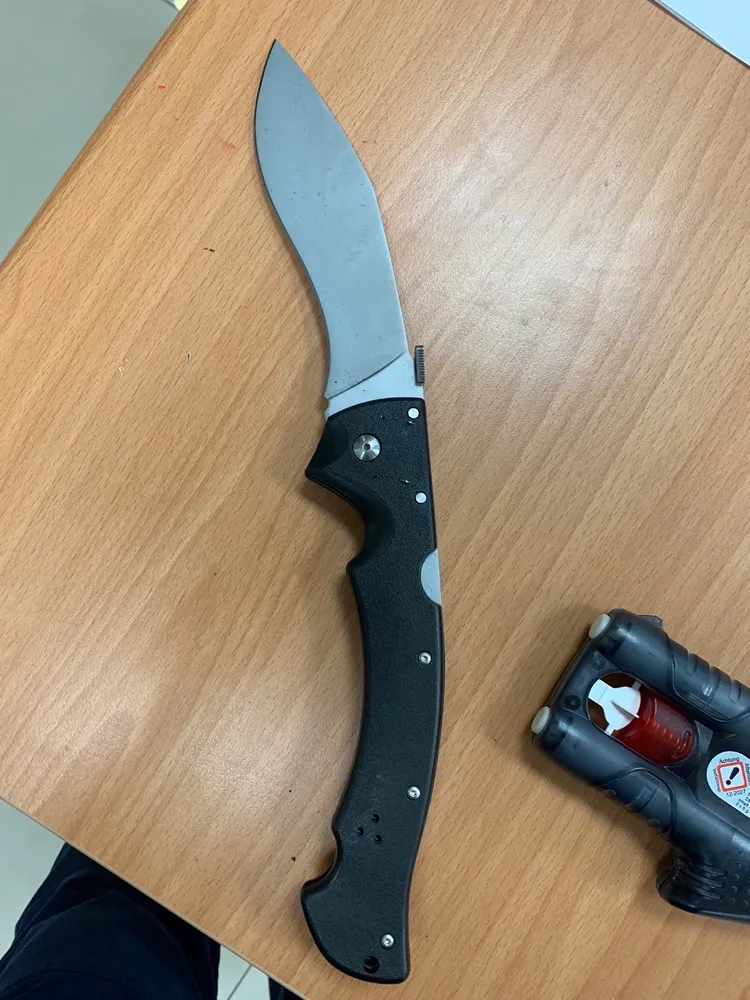 王男還因攜帶刀械遭依違反《社維法》送辦。警方提供