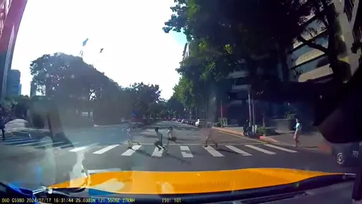 一群小孩「衝過斑馬線」按喇叭示警　運將挨譙怒PO網掀論戰