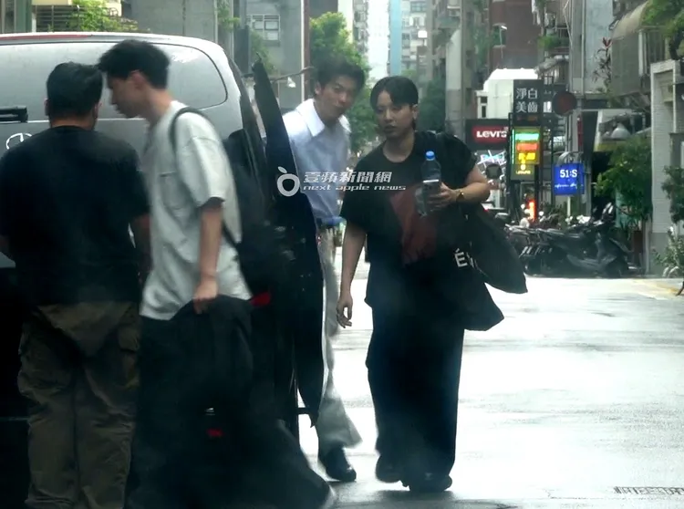 許光漢冒雨下車。特勤中心攝