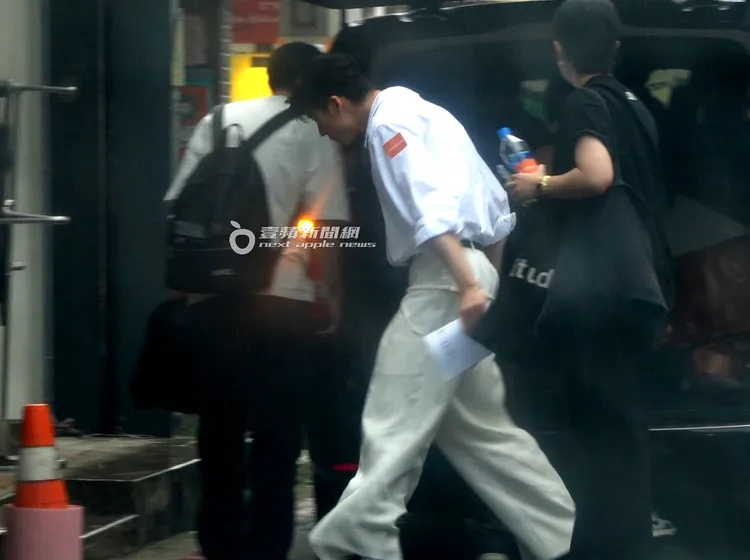 許光漢頭縮起來快步走進髮廊。特勤中心攝