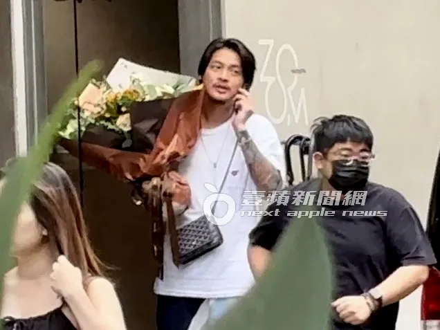 許光漢的工作人員化身送花使者，替愛慕者向許光漢傳情。特勤中心攝