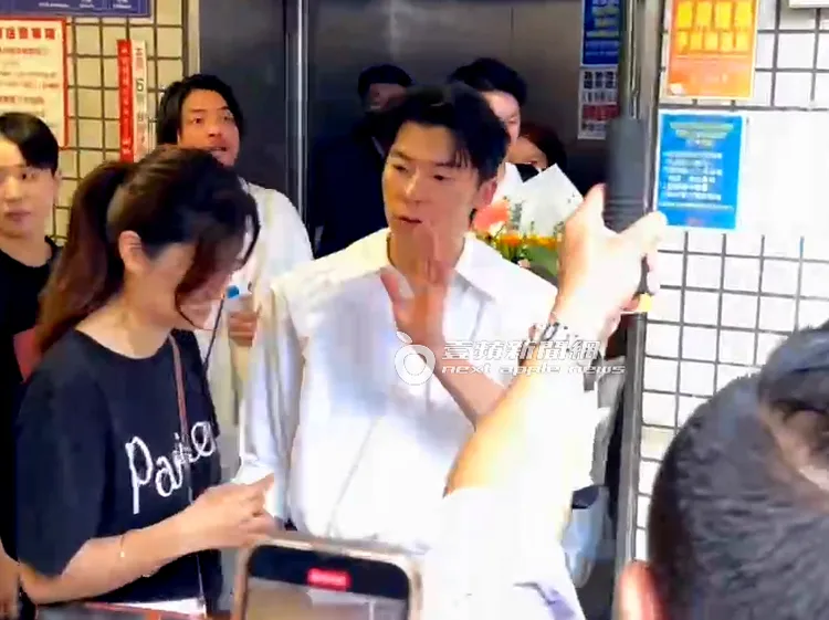 許光漢看到粉絲許太太們，親切揮手打招呼。特勤中心攝