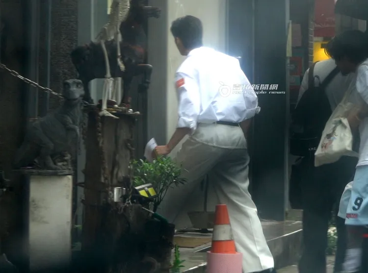 許光漢帶著情書步入髮廊。特勤中心攝