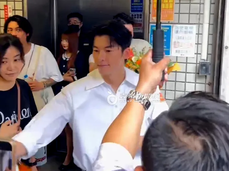 許光漢從粉絲手中接情書。特勤中心攝