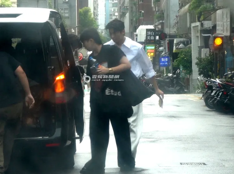 許光漢手上拿著粉絲的情書。特勤中心攝