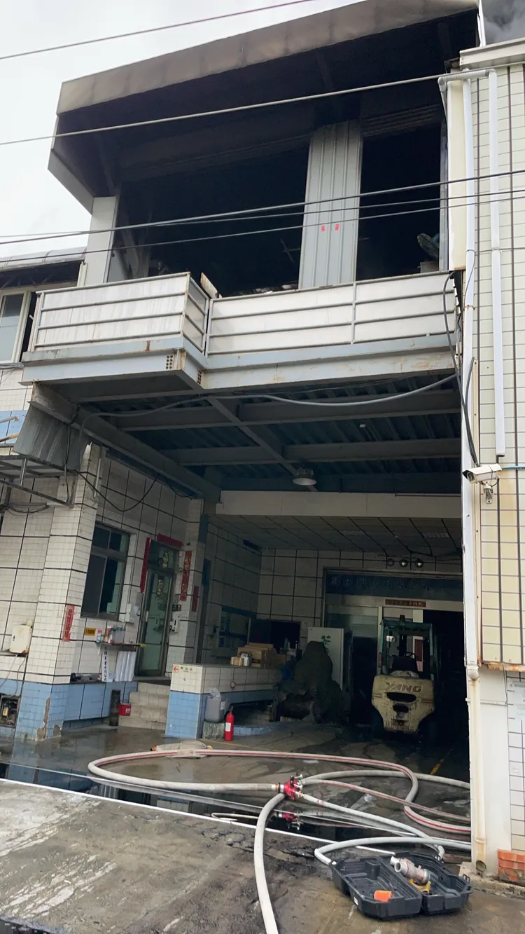 鐵皮工廠火警，火勢於9時30分撲滅。翻攝畫面