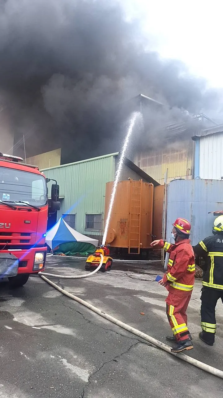 消防局出動消防機器人。消防局提供