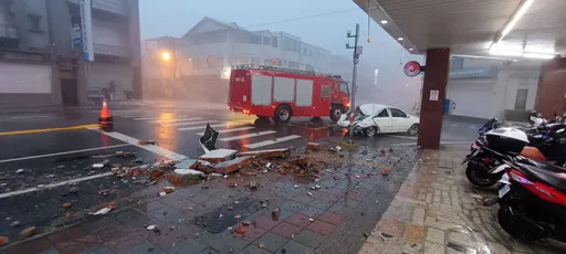 凱米來襲花蓮掀狂風 6樓鐵皮屋頂鐵遭吹落!砸中1樓車釀母子命危