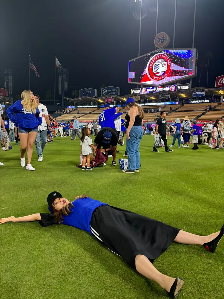 中川翔子大剌剌躺在道奇球場上。翻攝shoko55mmts X