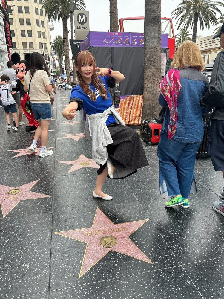 中川翔子崇拜成龍，特別在好萊塢星光大道找到他的星星，擺出醉拳pose。翻攝shoko55mmts X