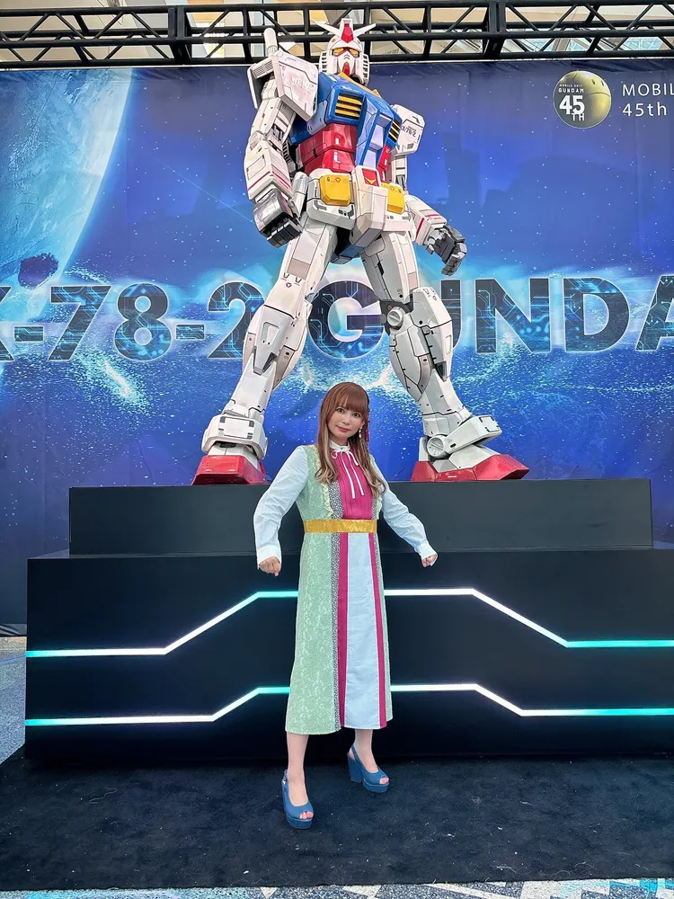 中川翔子在洛杉磯出席「Anime Expo 2024」，與3公尺高的鋼彈模型合照。翻攝shoko55mmts X