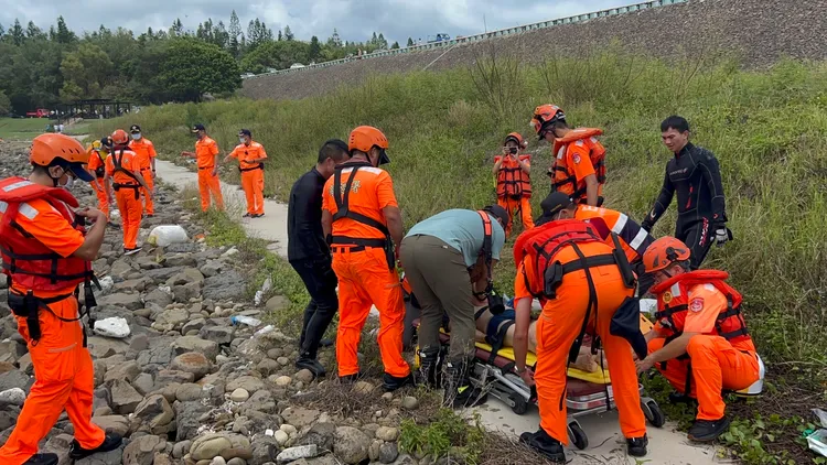 已尋獲33歲溺水者，不過已無生命跡象，送醫搶救。翻攝畫面