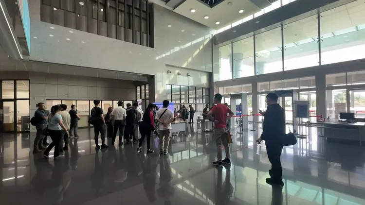 新竹市警局21名官警涉抽白單圖利遭聲押，警局派員到地院關切。讀者提供