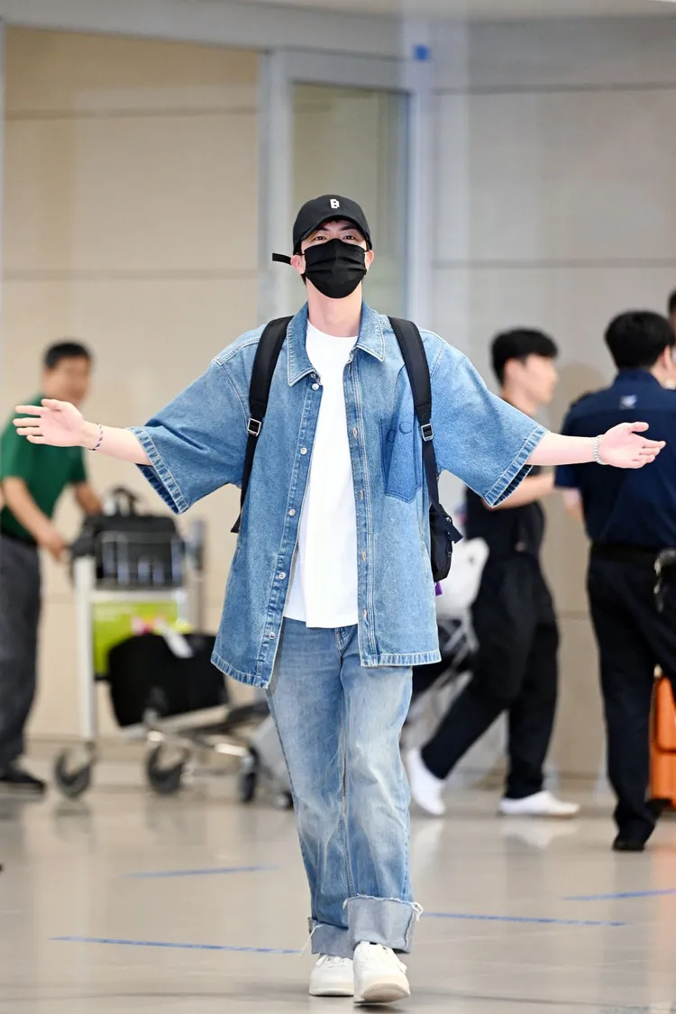 JIN完成2024巴黎奧運傳遞聖火後，身著全套GUCCI返回南韓。品牌提供