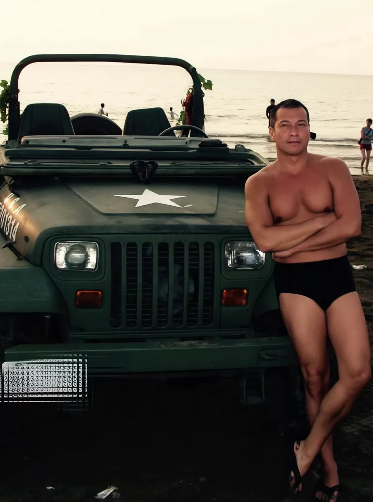 黃仲崑年輕時就有健壯身材。翻攝黃仲崑臉書