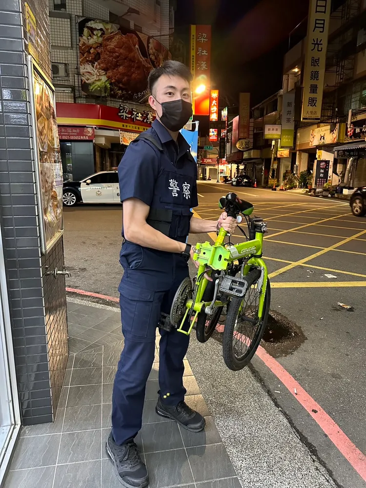 員警將女童的折疊腳踏車放到警車上。警方提供