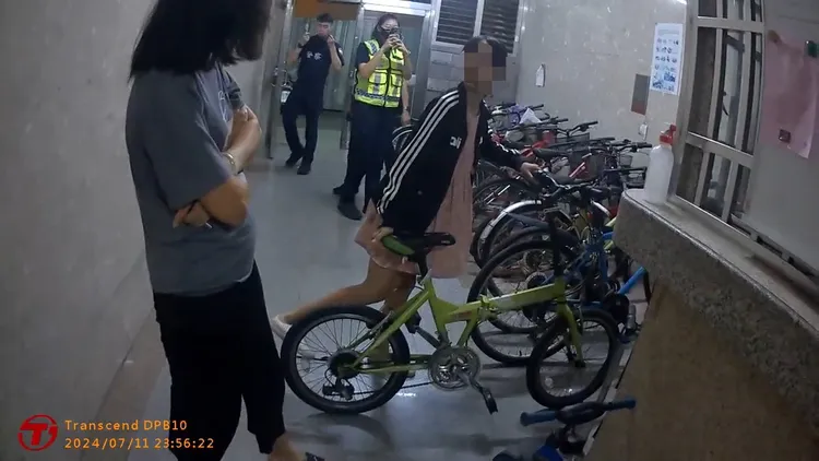 女童媽媽見女兒深夜未歸外出找尋，正好遇上送女童回家的員警。警方提供