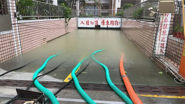 大樓停電水閘門沒關，黃濁泥水全部灌進停車場，裡面粗估800多輛汽機車全泡湯。台電提供