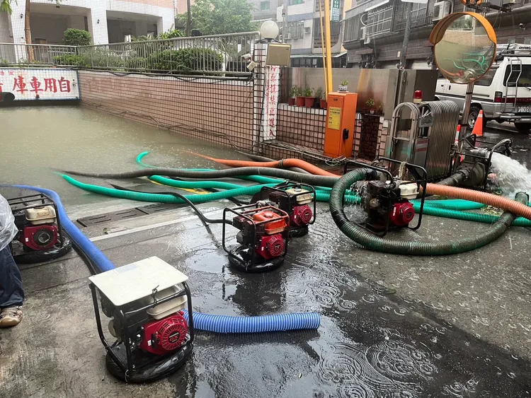 機具接力抽水水量仍相當高。台電提供